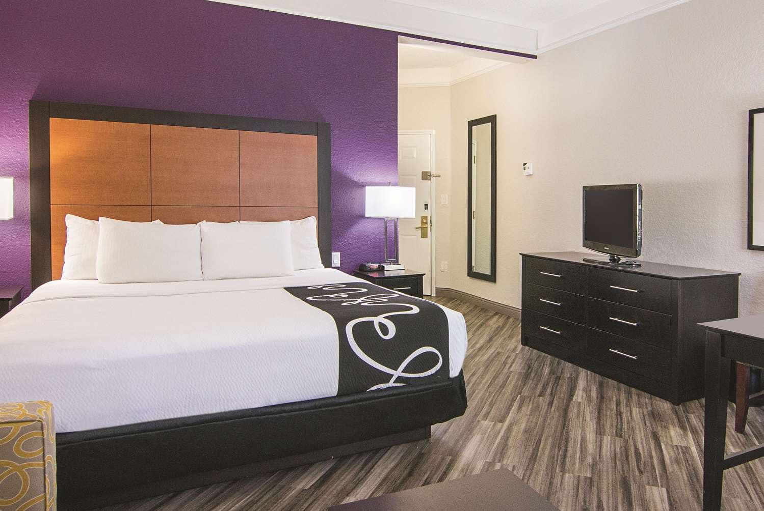 La Quinta Inn & Suites by Wyndham Orlando Airport