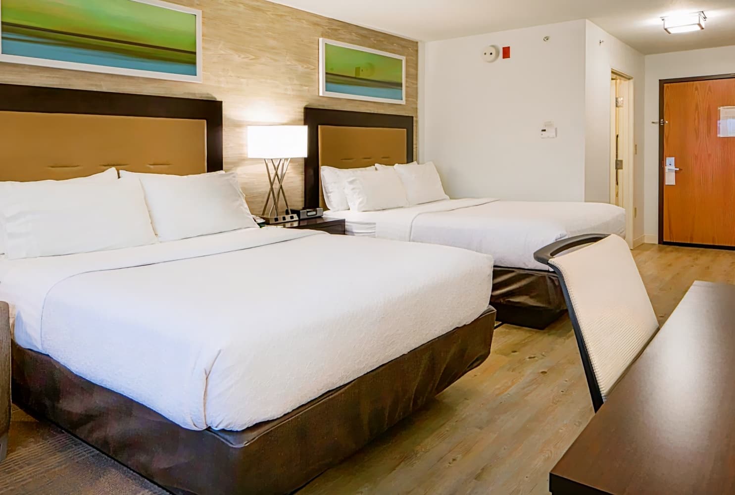 Holiday Inn & Suites Bloomington-Airport