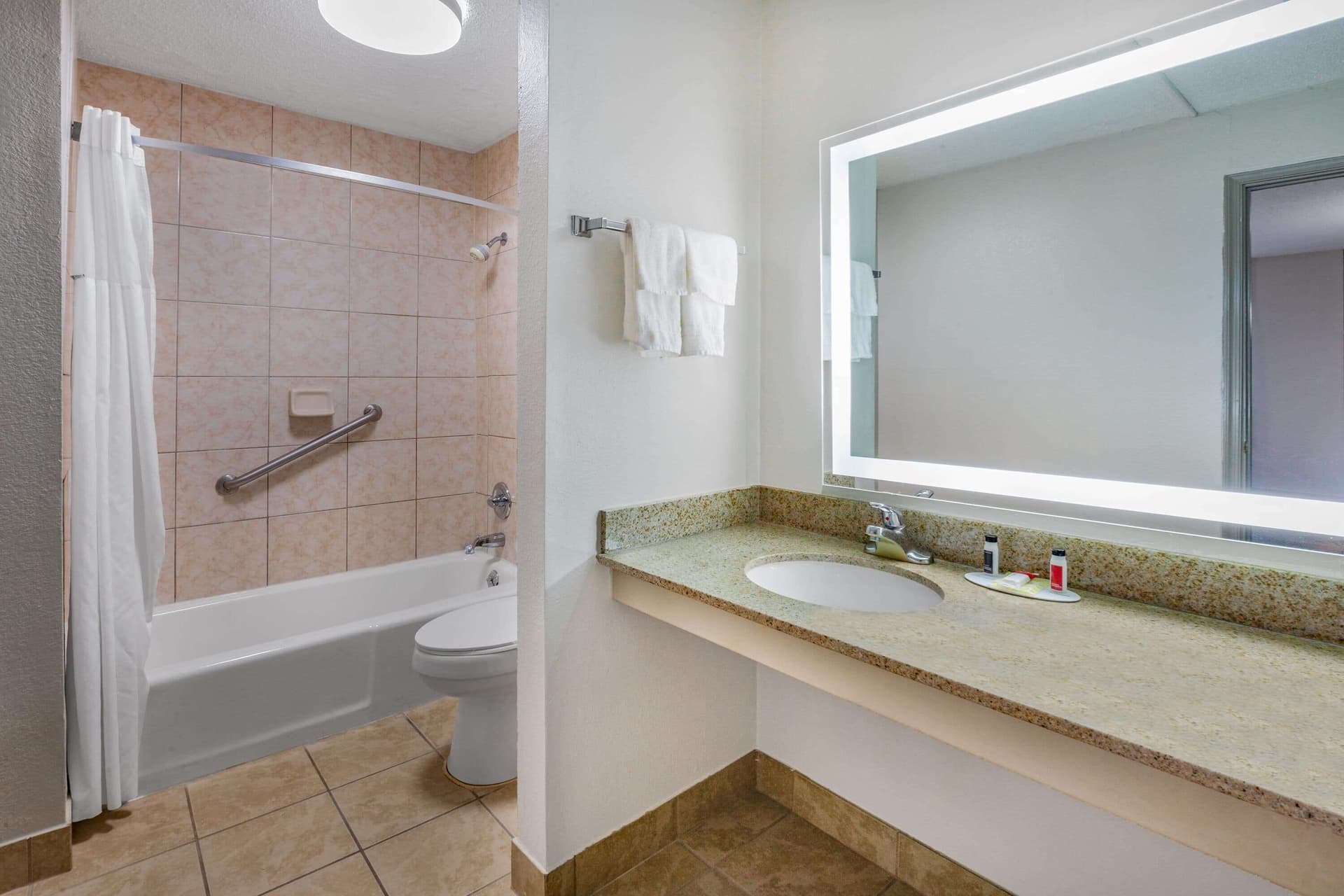 Days Inn by Wyndham Roanoke Hollins Near I-81