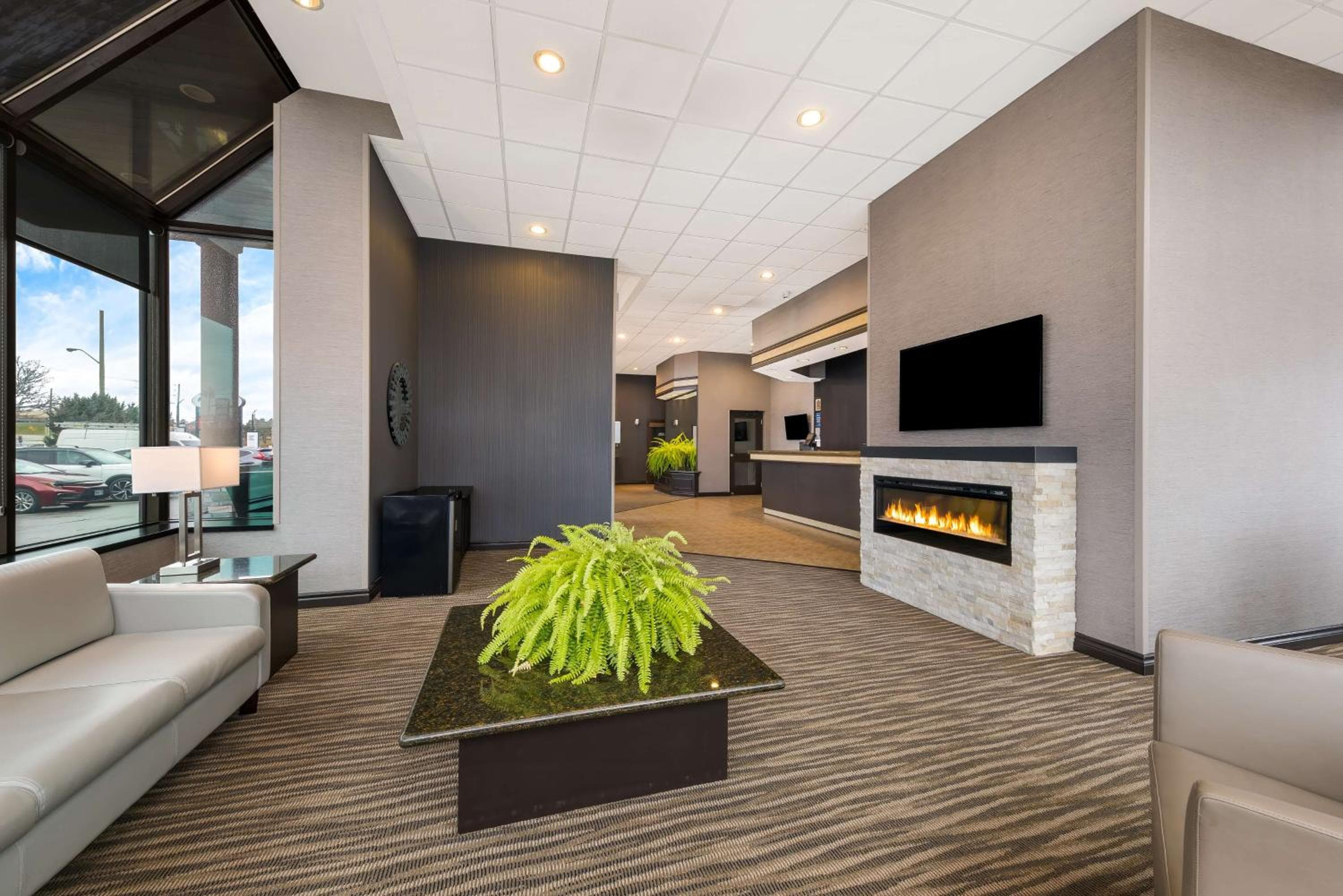 Best Western VOYAGEUR PLACE HOTEL