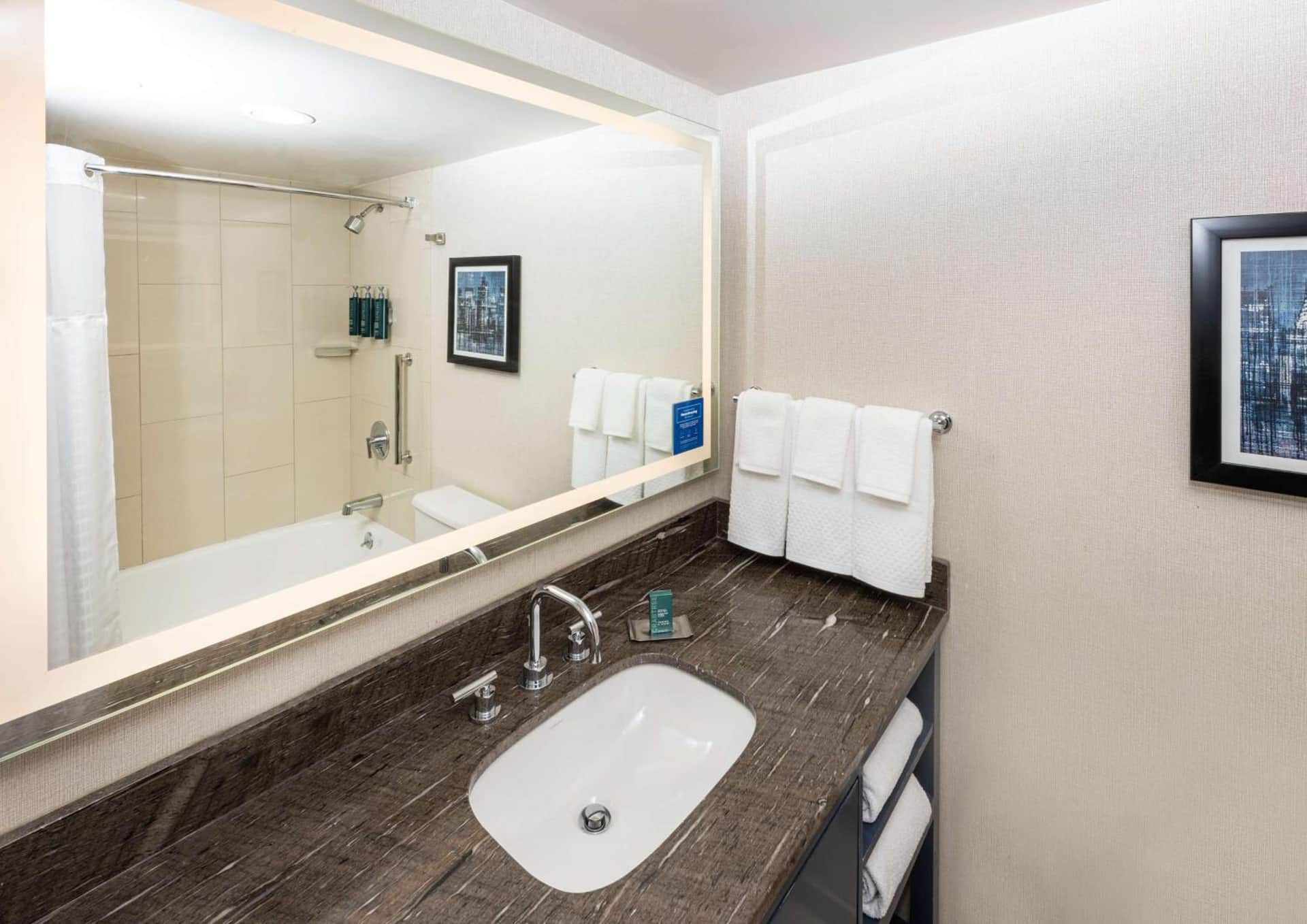 DoubleTree by Hilton Hotel Newark Airport